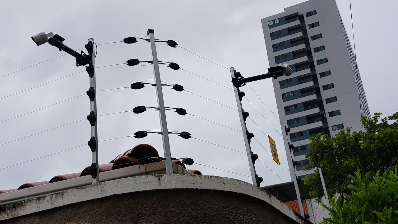 Cerca elétrica e câmeras de segurança instaladas no mesmo muro